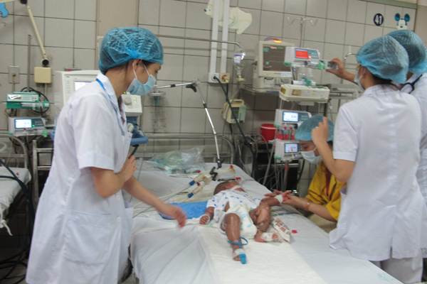 [Photo] Bác sỹ ngày đêm “căng mình” cứu bệnh nhân sởi ảnh 3