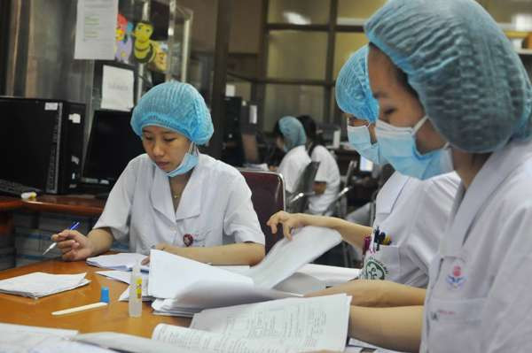 [Photo] Bác sỹ ngày đêm “căng mình” cứu bệnh nhân sởi ảnh 1