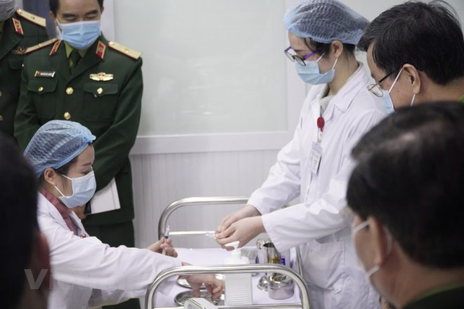 Các khâu chuẩn bị để tiêm thử vắcxin Nano Covax. (Ảnh: Hiếu Hoàng/Vietnam+) Việt Nam bắt đầu tiêm mũi 2 vắcxin COVID-19 liều 25mcg cho 3 người ảnh 1