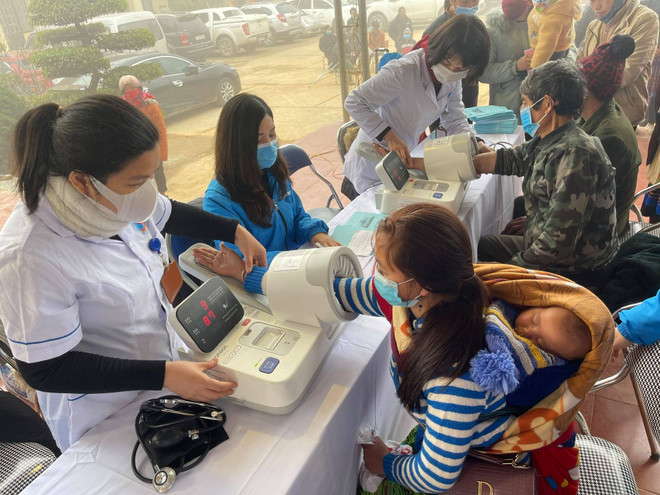 Khám chữa bệnh, tặng quà Tết cho người dân huyện Si Ma Cai ảnh 1