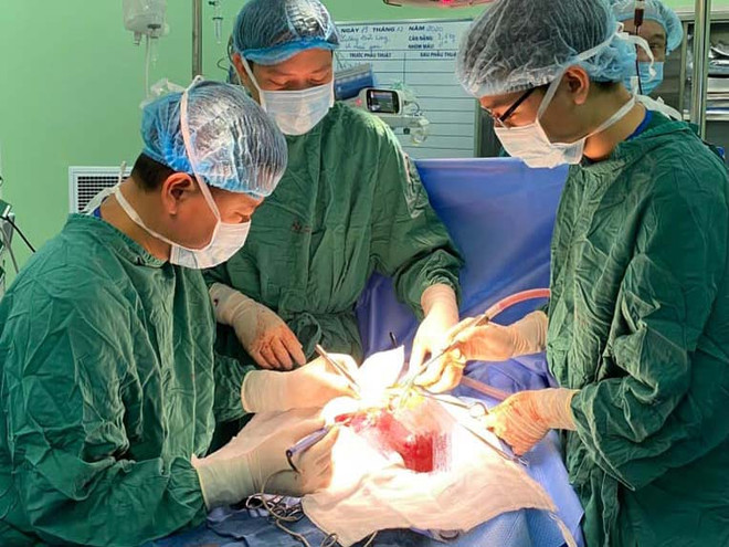 Phẫu thuật cho bé trai 14 ngày tuổi với khối u máu lớn trong gan ảnh 1