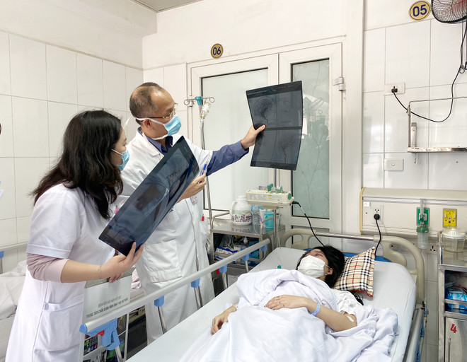 Bệnh nhân đang điều trị tại Bệnh viện Hữu nghị Việt Đức. (Ảnh: PV/Vietnam+) Một phụ nữ bị mù mắt sau khi tiêm chất nâng mũi để làm đẹp ảnh 1