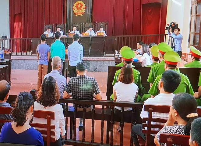 Luật sư bị cáo vắng mặt, tòa hoãn phiên xử sơ thẩm vụ sự cố chạy thận ảnh 2