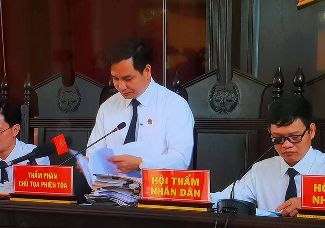 Luật sư bị cáo vắng mặt, tòa hoãn phiên xử sơ thẩm vụ sự cố chạy thận ảnh 3