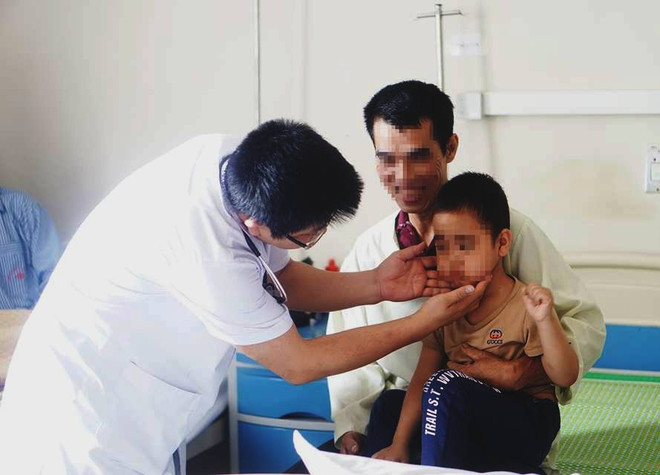 Trẻ 5 tuổi suy thượng thận vì tiêm Corticoid ở phòng khám tư ảnh 1