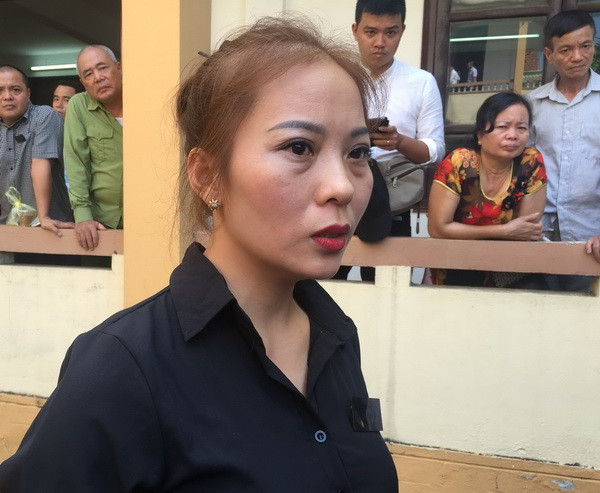 Chị Nguyễn Thị Ánh Tuyết. (Ảnh: PV/Vietnam+) Vụ 8 người tử vong khi chạy thận: Bác sỹ Lương nói gì trước phiên tòa? ảnh 3
