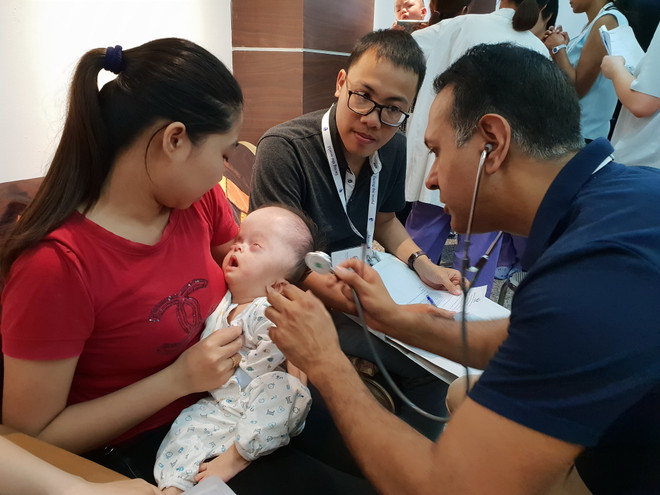 Đoàn chuyên gia Anh phẫu thuật dị tật miễn phí cho trẻ em nghèo ảnh 1