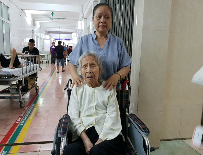 Phẫu thuật thay khớp háng bán phần cho một cụ bà 103 tuổi ảnh 1