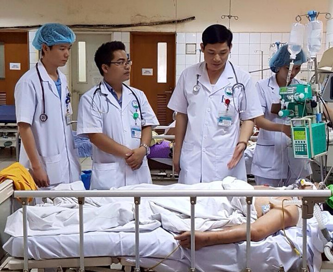 Bác sỹ Lương (ngoài cùng bên trái) cùng các bác sỹ khác theo dõi tình hình sức khỏe cho một bệnh nhân. (Ảnh: PV/Vietnam+) Vụ 8 người tử vong khi chạy thận: Bác sỹ Lương nói gì trước phiên tòa? ảnh 1