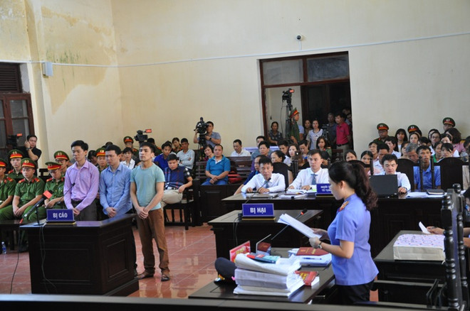 Ba bị cáo trong phiên tòa chiều 30/5. (Ảnh: PV/Vietnam+) Xét xử vụ chạy thận ở Hòa Bình: Sẽ tuyên án vào ngày 5/6 ảnh 1