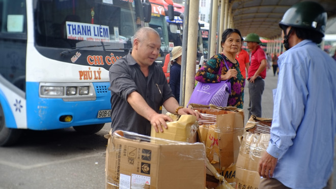 Ấm tình chuyến xe ‘Miễn phí cho hành khách trị xạ và chạy thận’ ảnh 3