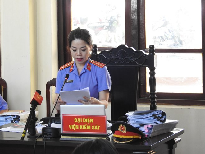 Đại diện Viện Kiểm sát đọc bản luận tội. (Ảnh: PV/Vietnam+) Xét xử vụ chạy thận: Viện kiểm sát đề nghị trả lại hồ sơ, điều tra lại ảnh 1