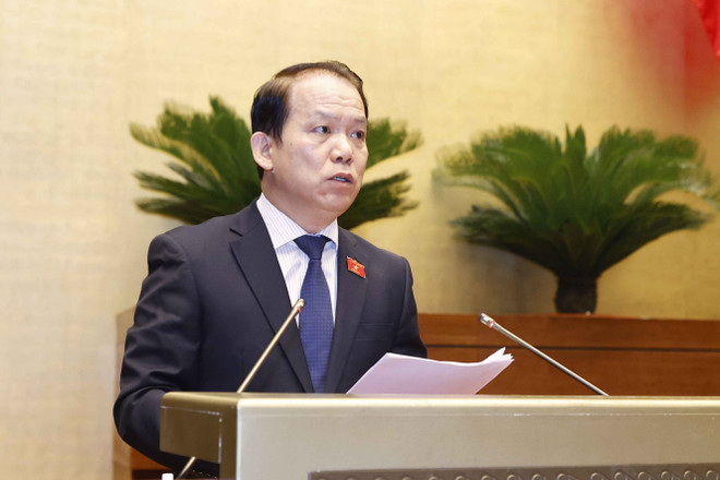 Chủ nhiệm Ủy ban Pháp luật của Quốc hội Hoàng Thanh Tùng trình bày Báo cáo thẩm tra dự án Luật Thực hiện dân chủ ở cơ sở. (Ảnh: Doãn Tấn/TTXVN) Tạo quy chế để người lao động thực hiện quyền làm chủ tại doanh nghiệp ảnh 1