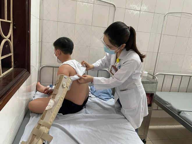 Bé trai 10 tuổi đầy rẫy vết thương trên cơ thể vì va chạm sứa biển ảnh 2