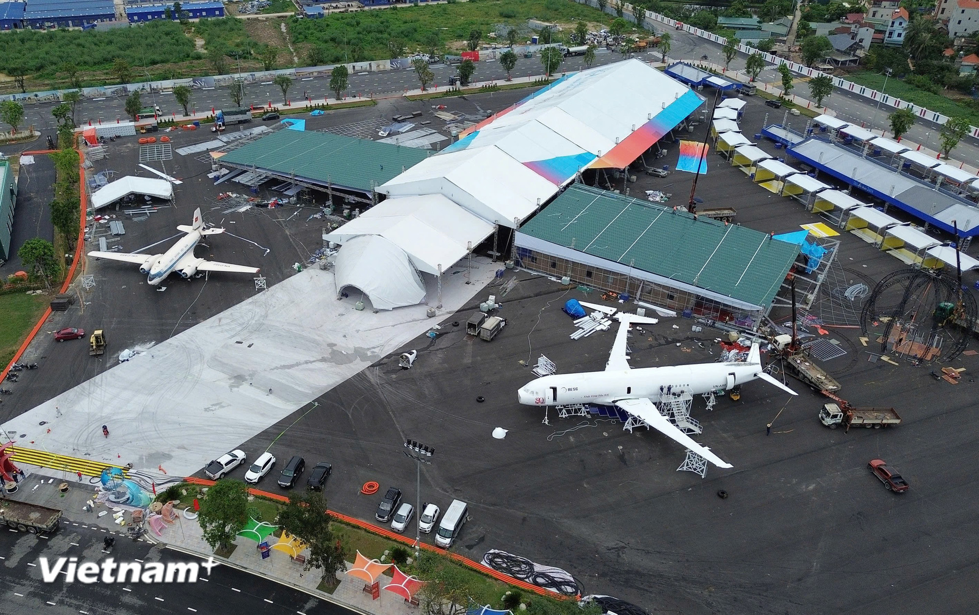 Người dân có cơ hội chiêm ngưỡng các loại máy bay từ quá khứ đến hiện tại tại Triển lãm thành tựu đất nước. (Ảnh: Quốc Khánh/Vietnam+)