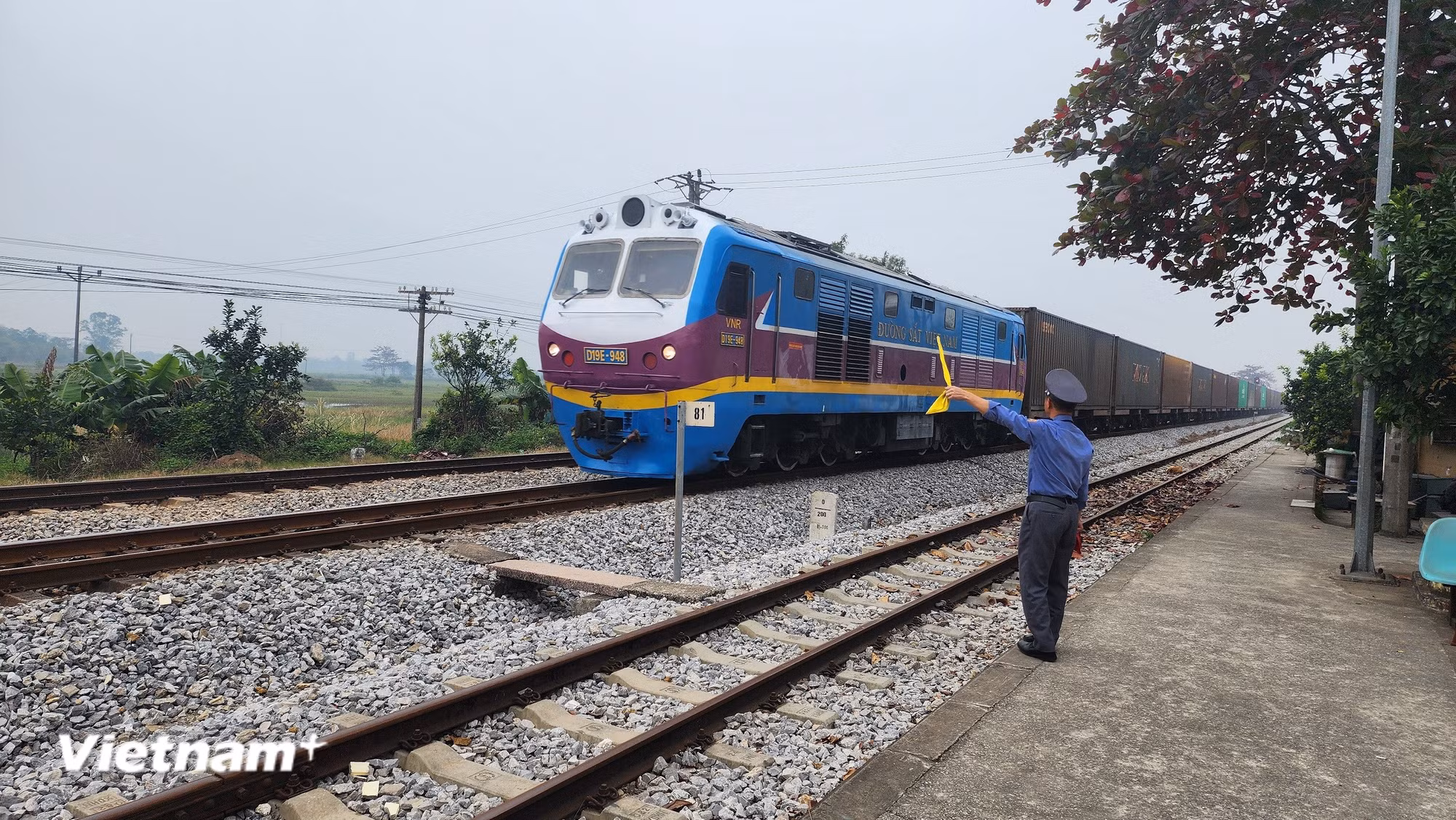 Điểm nhấn đặc biệt của hành trình này chính là sự hội tụ đầy cảm hứng trên hai chuyến tàu Thống Nhất khởi hành từ Hà Nội và Thành phố Hồ Chí Minh hướng về Đà Nẵng. (Ảnh: Việt Hùng/Vietnam+)