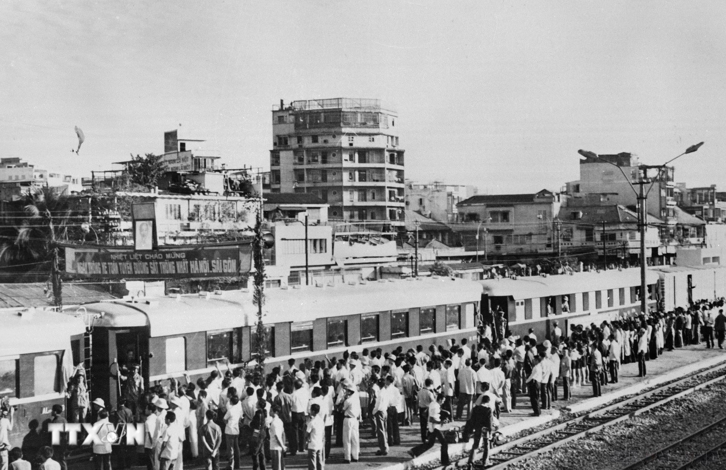 Trên suốt hành trình, mỗi lần đoàn tàu Thống Nhất dừng lại thì có các địa phương tổ chức đón tiếp rất trang trọng. (Ảnh: TTVN)