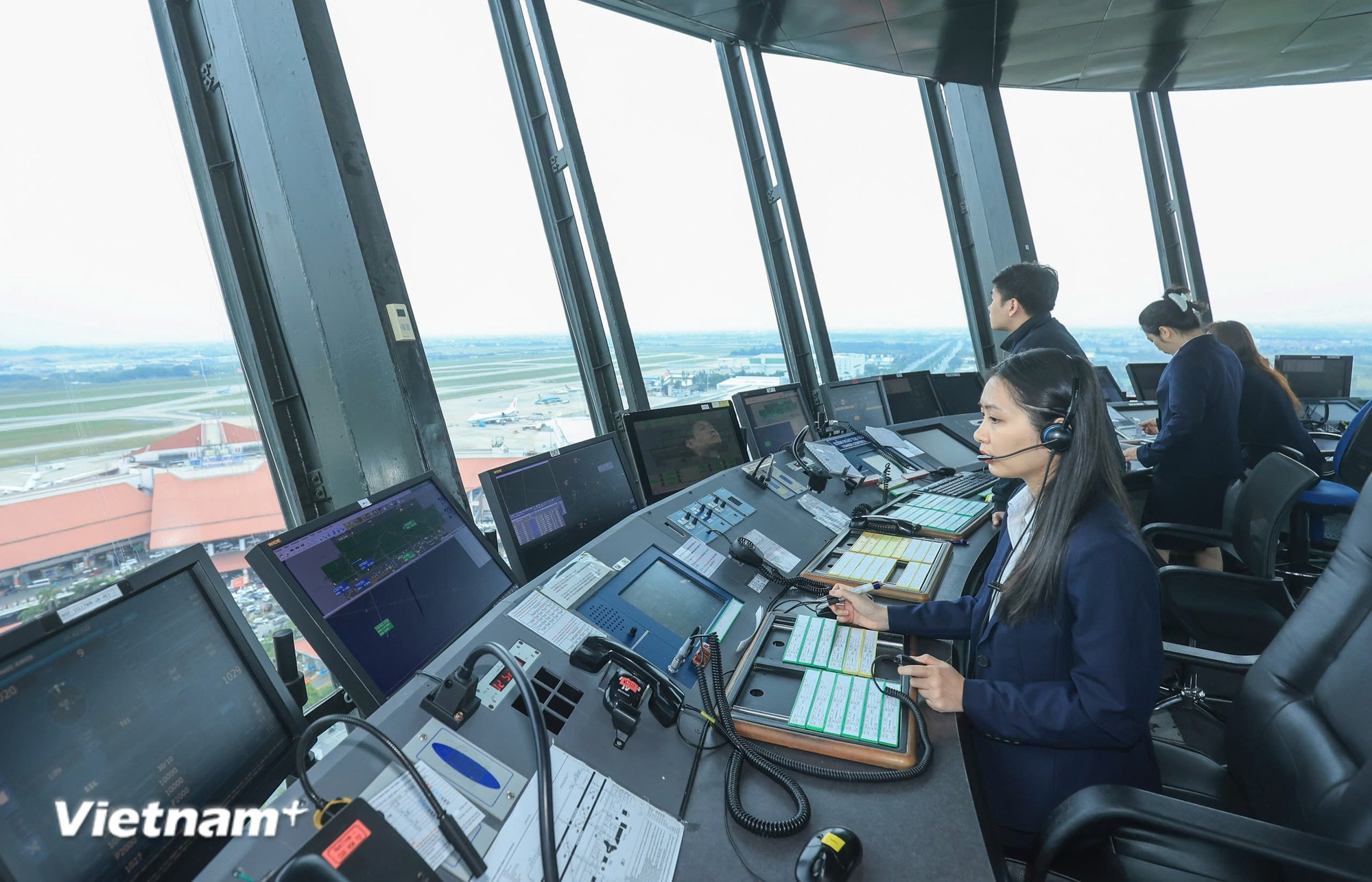 Từ ngày vào làm việc trong ngành hàng không, những kiểm soát viên không lưu luôn xác định là không bao giờ có ngày lễ, Tết. (Ảnh: Việt Hùng/Vietnam+)