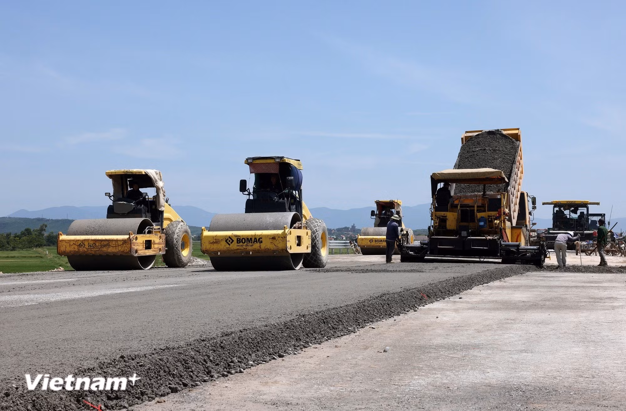 Khu vực kinh tế tư nhân đã có bước tiến lớn, nhưng cần lan tỏa chính sách hơn nữa tới doanh nghiệp nhỏ và hộ kinh doanh cá thể. (Ảnh: PV/Vietnam+)