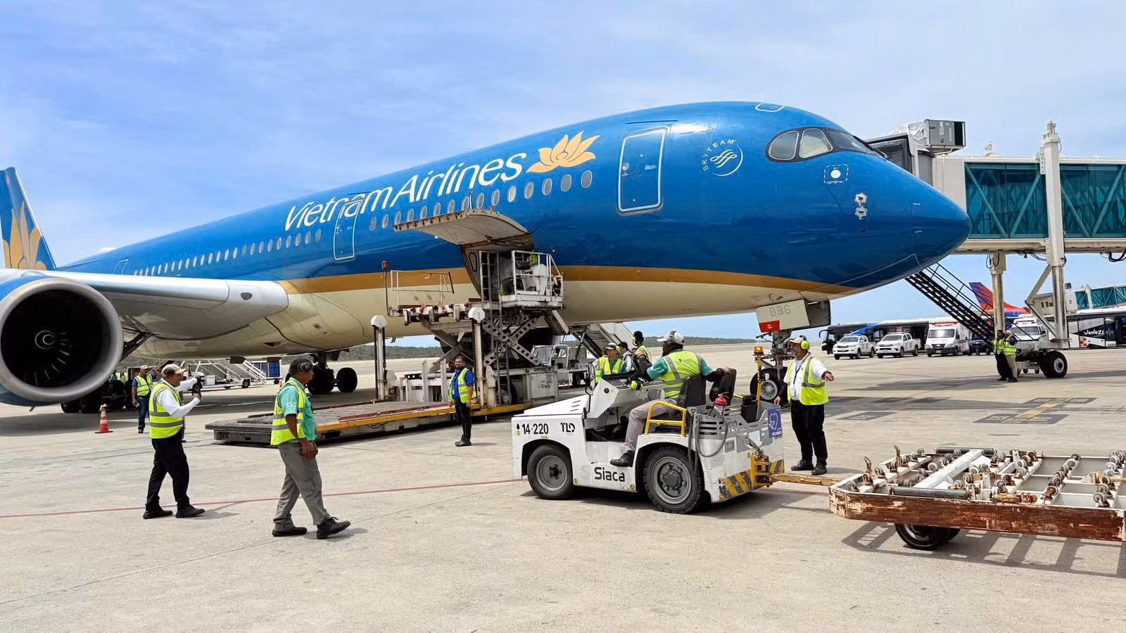 Vietnam Airlines đã thực hiện hai chuyến bay đặc biệt vận chuyển lực lượng và hàng hóa hỗ trợ tới Venezuela. (Ảnh: PV/Vietnam+)
