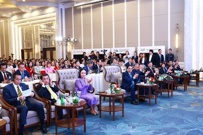 Chiều 16/5, tại Hà Nội, Thủ tướng Phạm Minh Chính và Thủ tướng Vương quốc Thái Lan Lan Paetongtarn Shinawatra đồng chủ trì Diễn đàn doanh nghiệp Việt Nam-Thái Lan năm 2025 với chủ đề “Một cộng một trên ba kết nối.” (Ảnh: Dương Giang/TTXVN)
