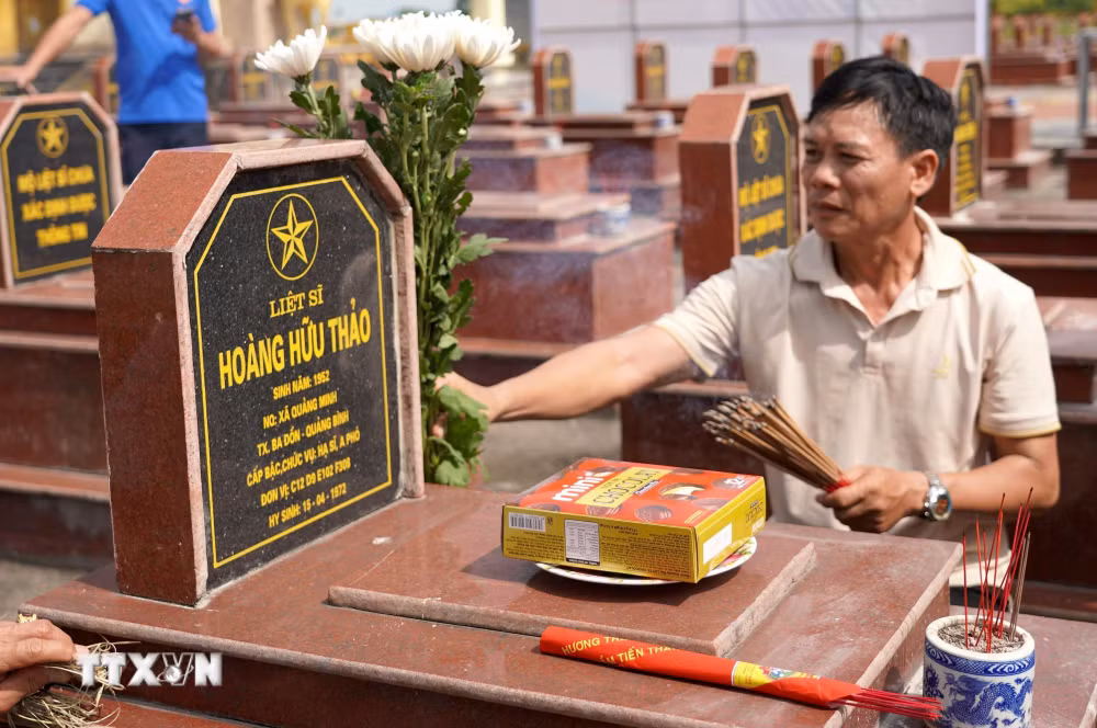 ttxvn-tu-cuon-nhat-ky-den-cau-chuyen-ve-mot-nguoi-linh-2.jpg
