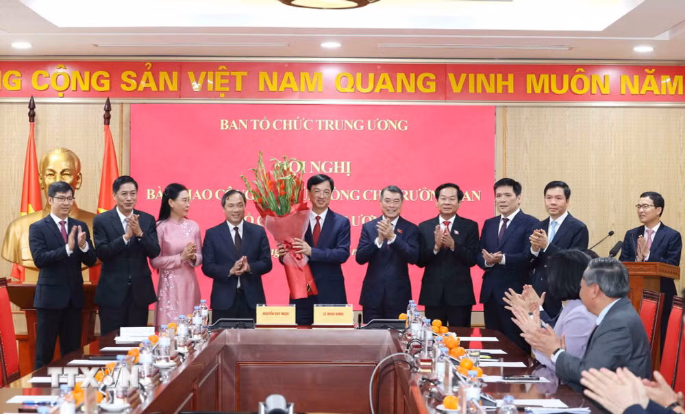 ttxvn-hoi-nghi-ban-giao-cong-tac-truong-ban-to-chuc-trung-uong-8.jpg