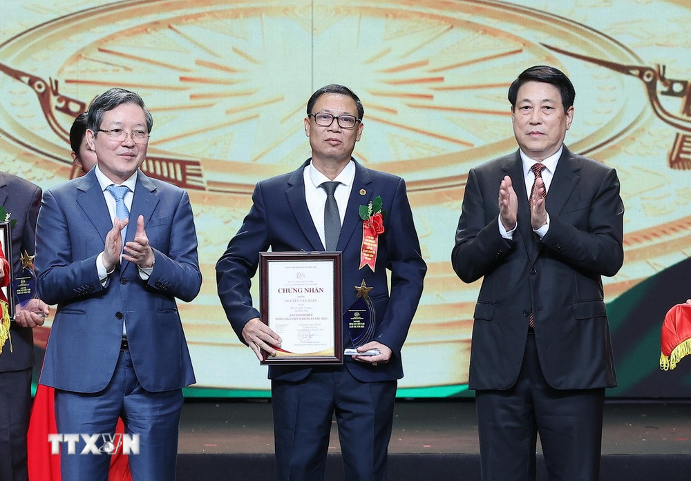 Chủ tịch nước Lương Cường và Chủ tịch Hội Nông dân Việt Nam Lương Quốc Đoàn trao Danh hiệu Nông dân Việt Nam xuất sắc năm 2025 cho ông Nguyễn Văn Toàn (tỉnh Phú Thọ). (Ảnh: Lâm Khánh/TTXVN) ttxvn-nong-dan-xuat-sac-4.jpg