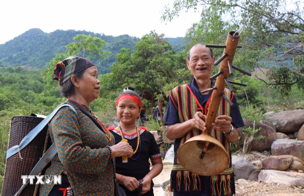 ttxvn-quang-ngai-khai-truong-diem-du-lich-sinh-thai-ho-ra-hach-son-tay-ha-1.jpg