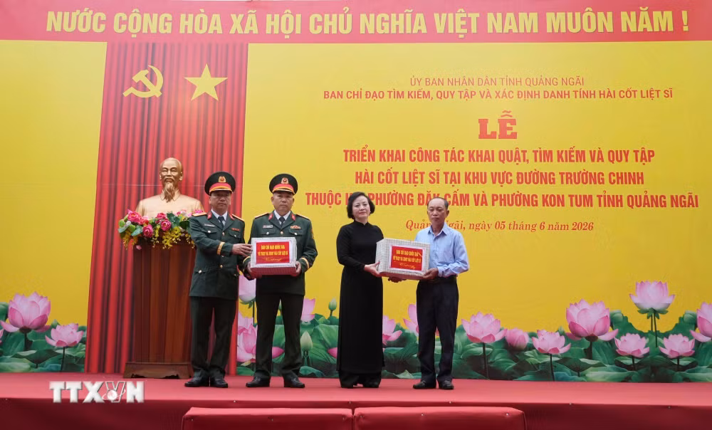 ttxvn-khai-quat-mo-liet-si-tap-the-tai-duong-truong-chinh-quang-ngai-3.jpg