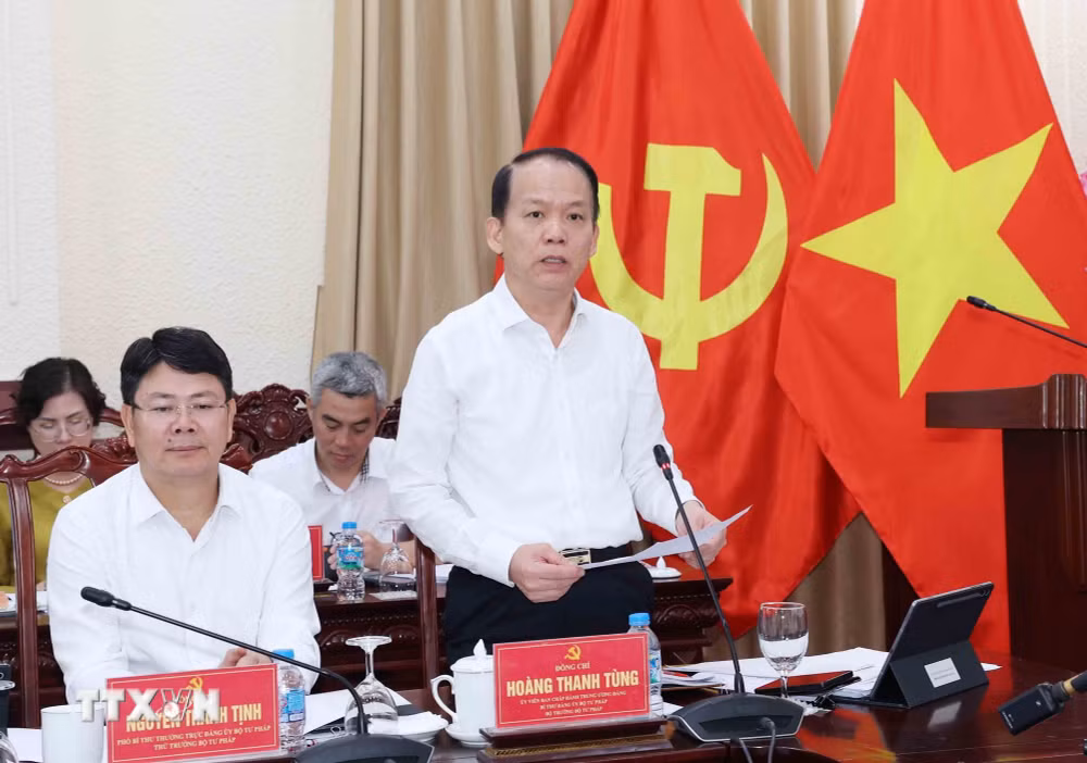ttxvn-thuong-truc-ban-bi-thu-tran-cam-tu-lam-viec-voi-ban-thuong-vu-dang-uy-bo-tu-phap-4.jpg