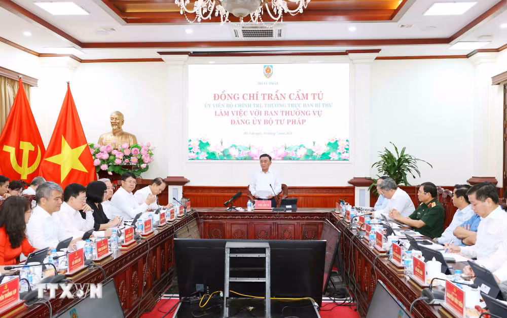 ttxvn-thuong-truc-ban-bi-thu-tran-cam-tu-lam-viec-voi-ban-thuong-vu-dang-uy-bo-tu-phap-1.jpg
