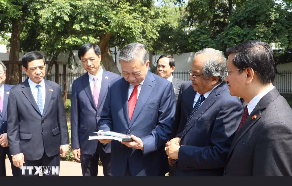 ttxvn-tong-bi-thu-chu-tich-nuoc-to-lam-dat-vong-hoa-tai-tuong-chu-tich-ho-chi-minh-4.jpg