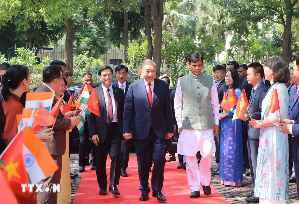 ttxvn-tong-bi-thu-chu-tich-nuoc-to-lam-dat-vong-hoa-tai-tuong-chu-tich-ho-chi-minh-3.jpg
