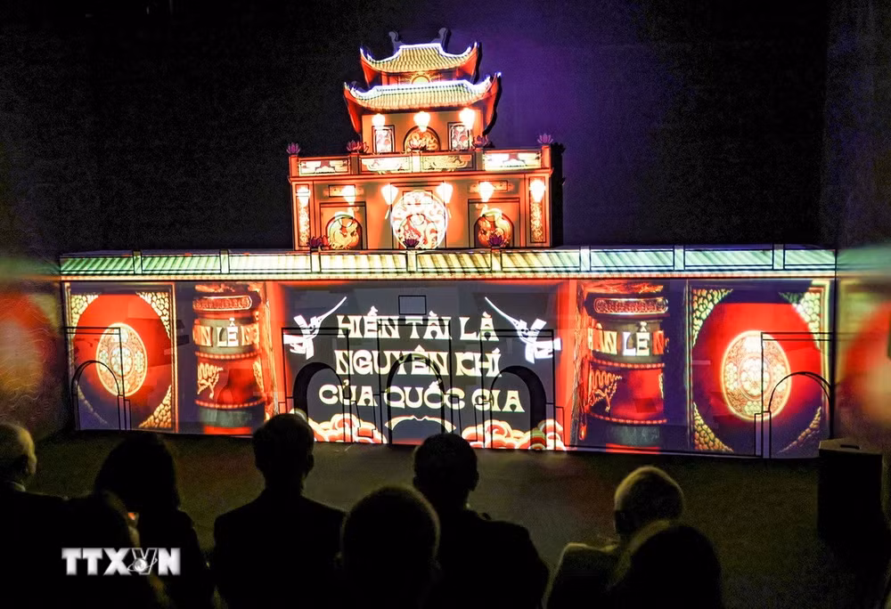 ttxvn-hoang-thanh-thang-long-ra-mat-vo-kinh-do-thang-long-bang-cong-nghe-3d-mapping-1.jpg
