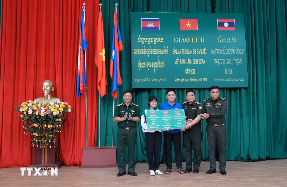 ttxvn-si-quan-tre-ba-nuoc-viet-nam-lao-campuchia-giao-luu-tai-cot-moc-ba-bien-3.jpg