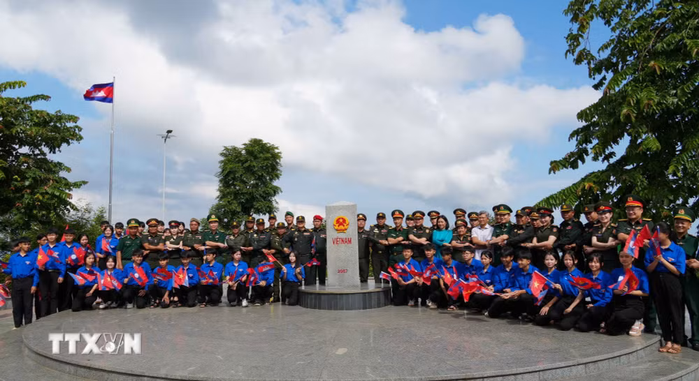 ttxvn-si-quan-tre-ba-nuoc-viet-nam-lao-campuchia-giao-luu-tai-cot-moc-ba-bien-2.jpg