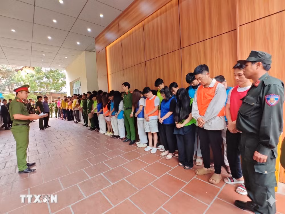 ttxvn-lua-dao-nup-bong-doanh-nghiep-ban-ky-nghi-duong-2.jpg