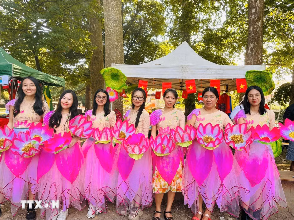 ttxvn-cong-dong-nguoi-viet-o-italy-huong-ung-le-hoi-cac-dan-toc-2.jpg
