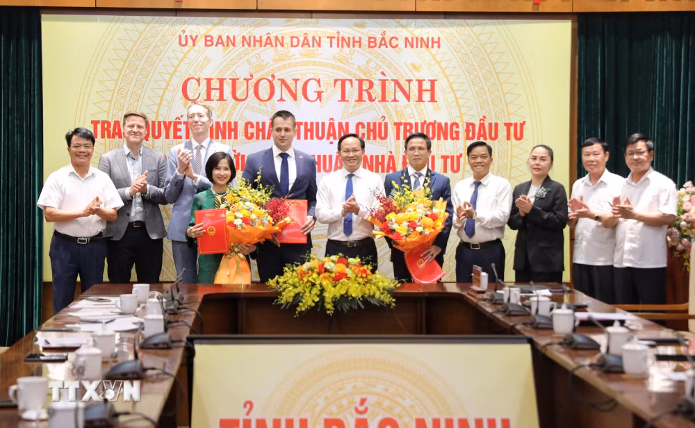 ttxvn-bac-ninh-trao-quyet-dinh-dau-tu-cho-cac-du-an-dien-gio-2.jpg