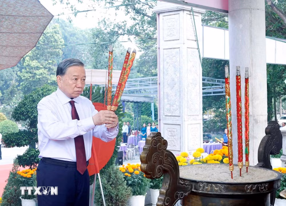 Tổng Bí thư, Chủ tịch nước Tô Lâm dâng hương tại Nghĩa trang Liệt sĩ Tân Biên- Ảnh 2.