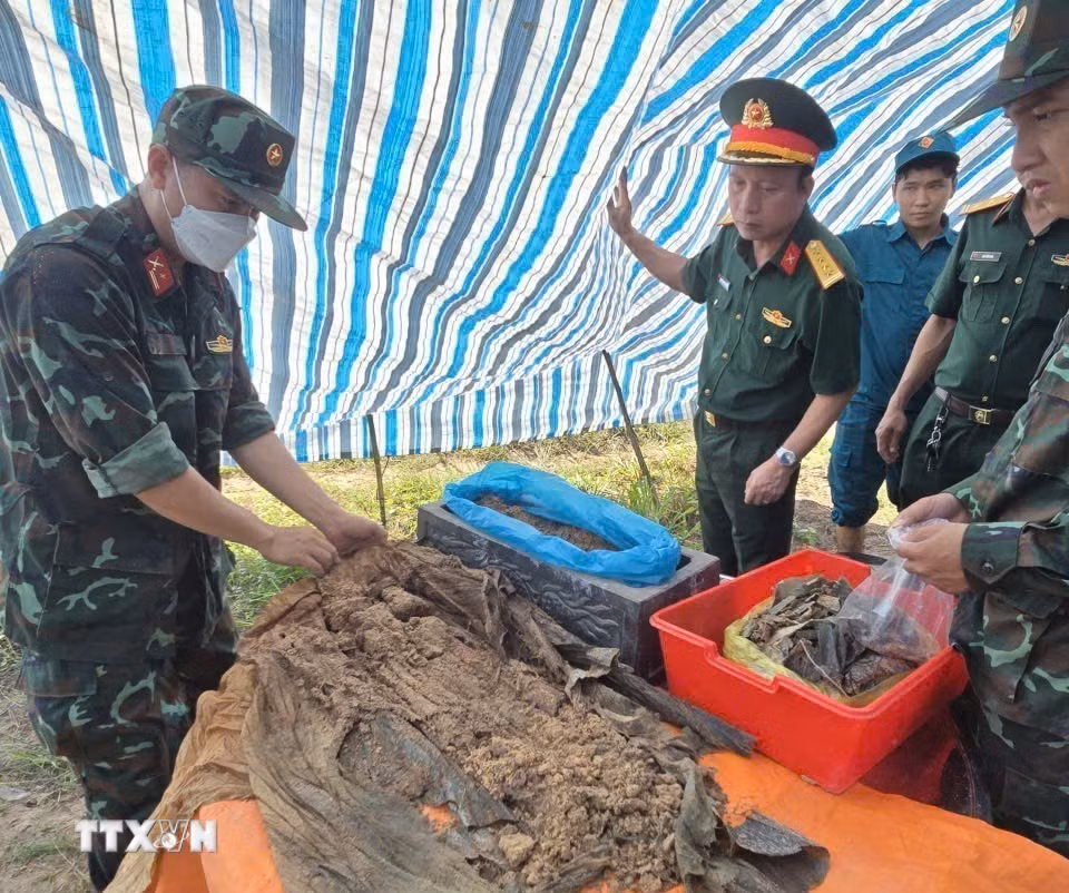 ttxvn-hai-cot-liet-sy.jpg