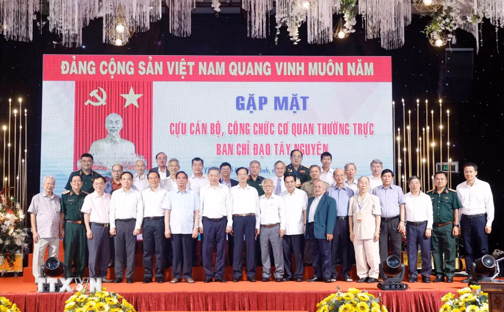 ttxvn-tong-bi-thu-chu-tich-nuoc-gap-mat-cuu-can-bo-cong-chuc-ban-chi-dao-tay-nguyen-3.jpg