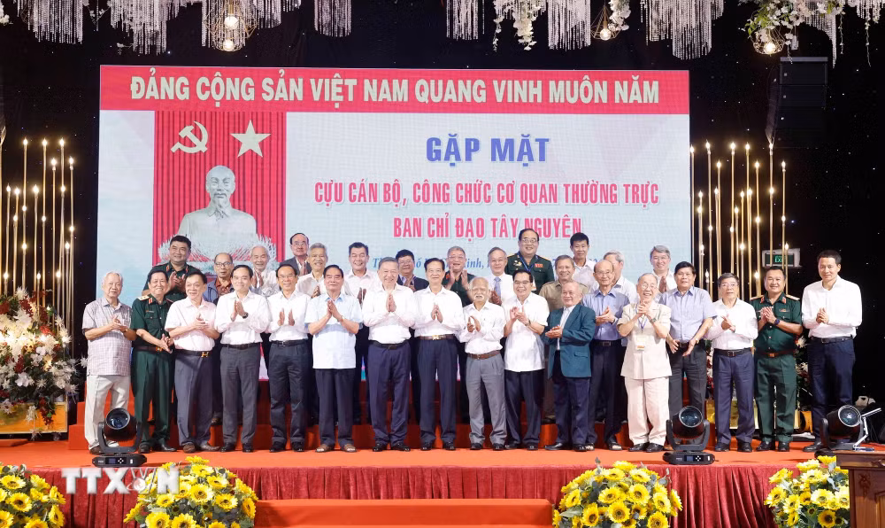 ttxvn-tong-bi-thu-chu-tich-nuoc-gap-mat-cuu-can-bo-cong-chuc-ban-chi-dao-tay-nguyen-4.jpg