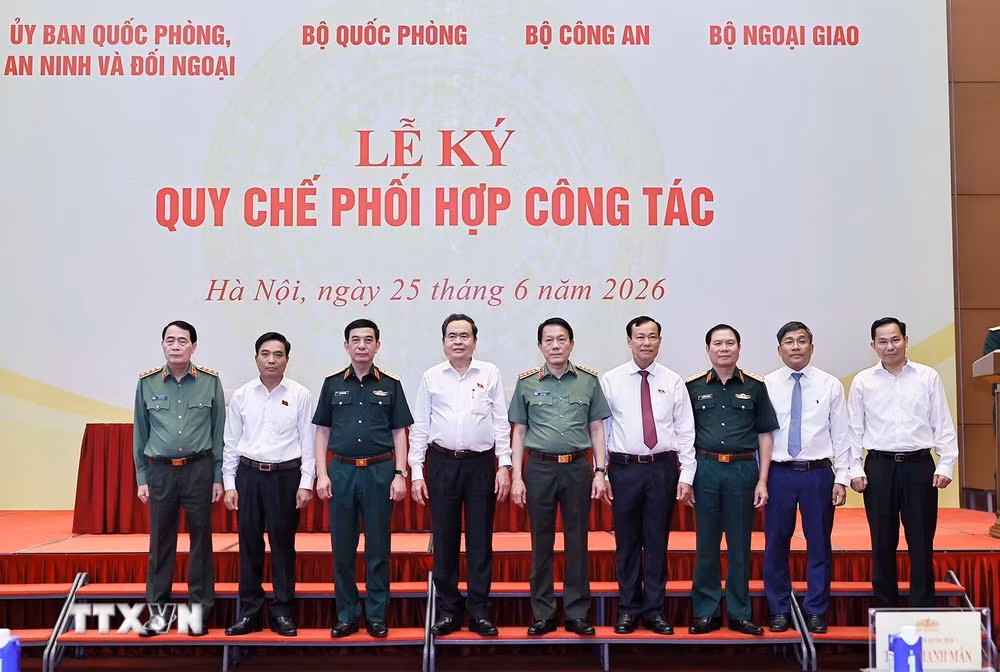 ttxvn-chu-tich-quoc-hoi-du-le-ky-quy-che-phoi-hop-cong-tac-quoc-phong-an-ninh-ngoai-giao-5.jpg