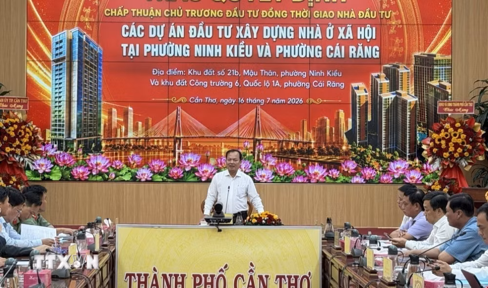 ttxvn-can-tho-trao-quyet-dinh-chu-truong-dau-tu-xay-dung-cho-2-du-an-nha-o-xa-hoi-2.jpg