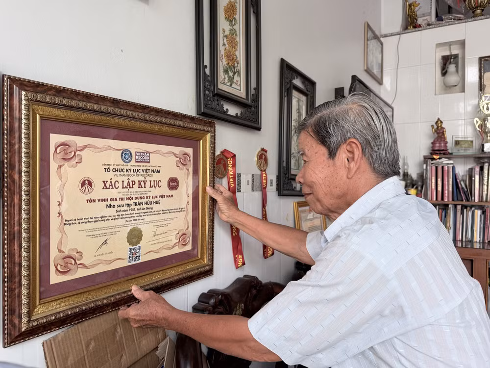 nguoi-luu-giu-hinh-anh-bac-ho-va-hoang-sa-truong-sa-qua-tem-buu-chinh-2.jpg