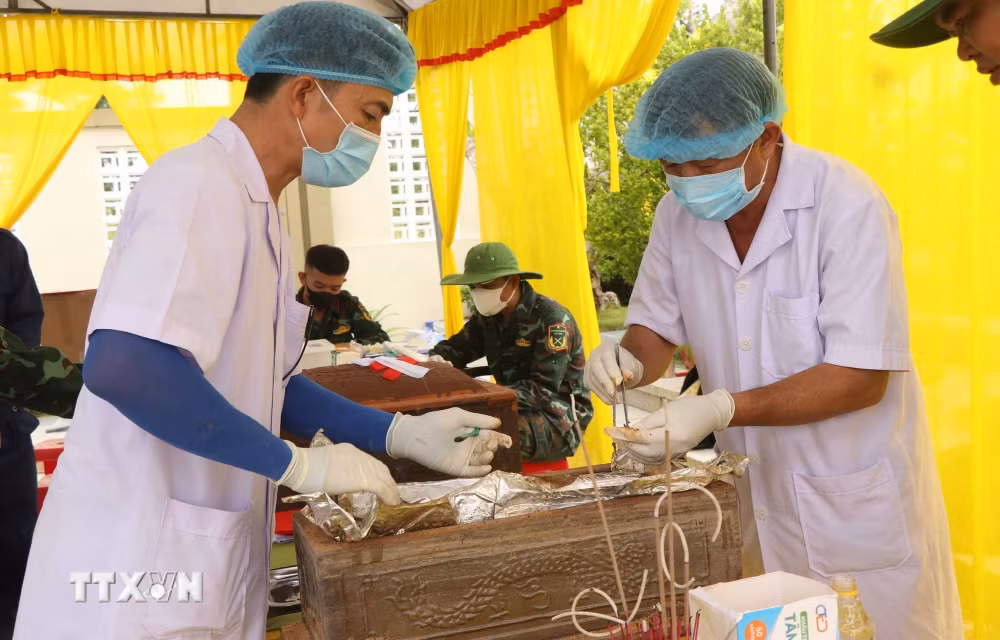 ttxvn-lay-mau-adn-tai-cac-nghia-trang-liet-sy-2.jpg