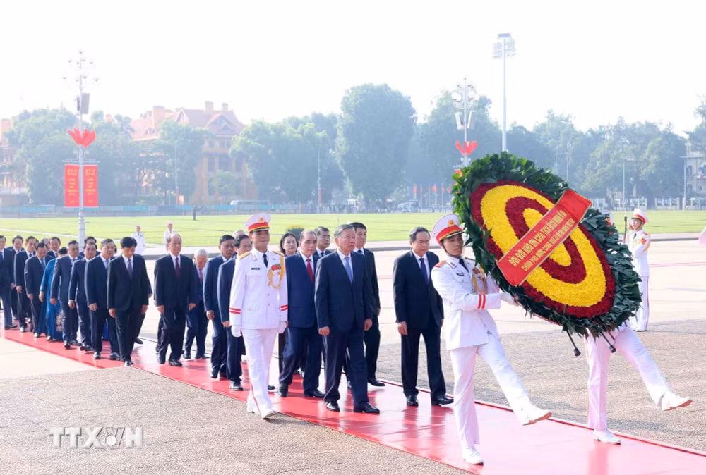 ttxvn-lanh-dao-dang-nha-nuoc-vao-lang-vieng-chu-tich-ho-chi-minh-1.jpg