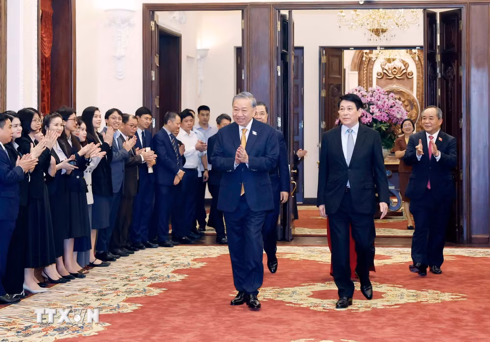 ttxvn-tong-bi-thu-chu-tich-nuoc-to-lam-gap-mat-can-bo-van-phong-chu-tich-nuoc-1.jpg